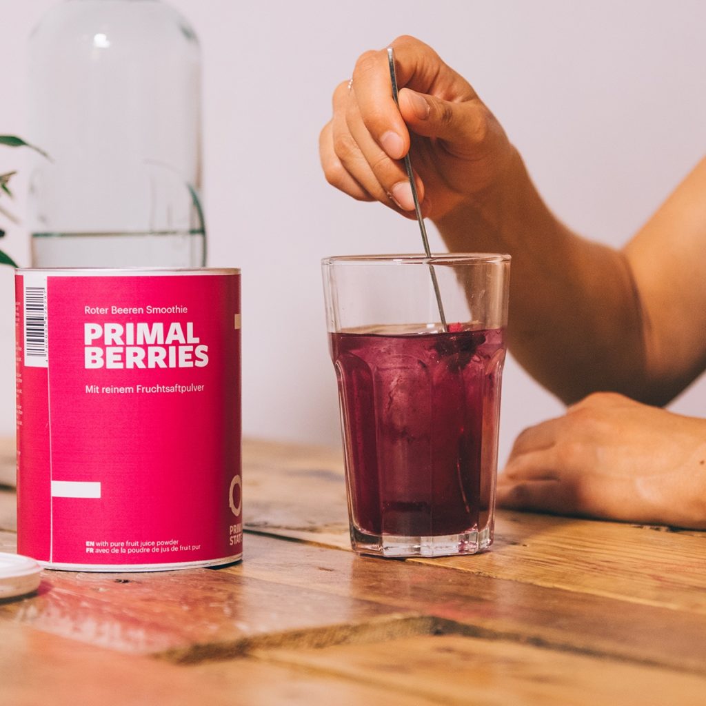 Beerenfruchtpulver verrühren