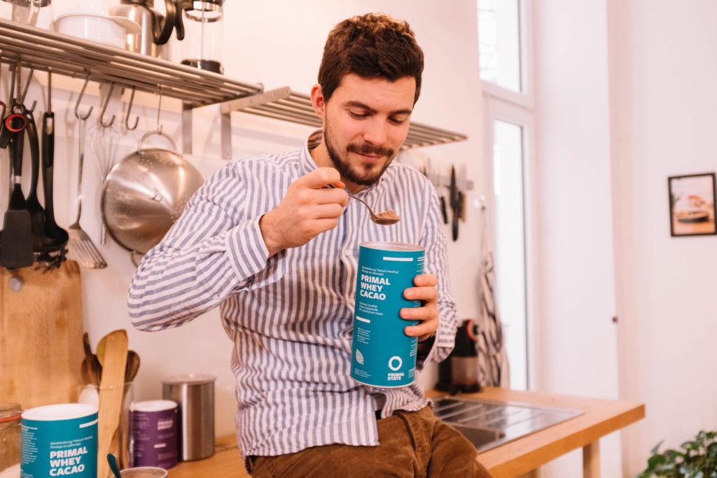 Primal-Whey-Cacao-Proteinpulver-Hero