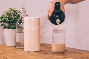 Veganes Proteinpulver eingießen